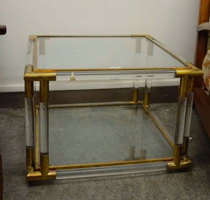 Pierre VANDEL (XXe siècle) 
Table basse à deux plateaux en verre, structure en plexiglas...