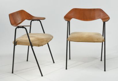 Robin Day (né en 1915) 
Paire de fauteuils à dossier et accoudoirs en bois thermoformé...