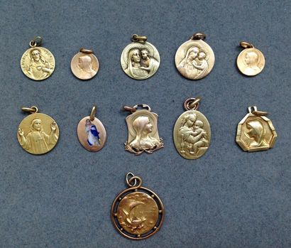 null Lot de huit médailles religieuses anciennes en or jaune
Poids brut : 22,6 g
Nous...