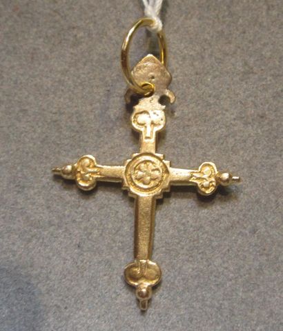 null Petite croix «Jeannette» ancienne en or jaune ciselé
Poids brut 1,8 g