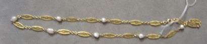null Collier en or jaune à maillons olives filigranés alternés de perles baroques
Poids...