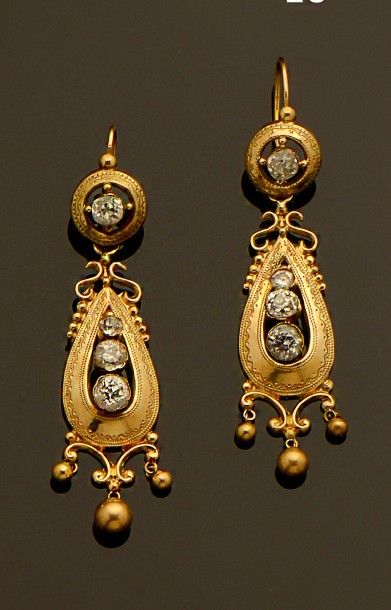 null Paire de pendants d'oreilles en or jaune ciselé agrémentés de diamants taille...