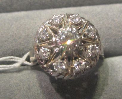 null Bague marguerite en or gris à décor d'étoile ajourée sertie de diamants taille...