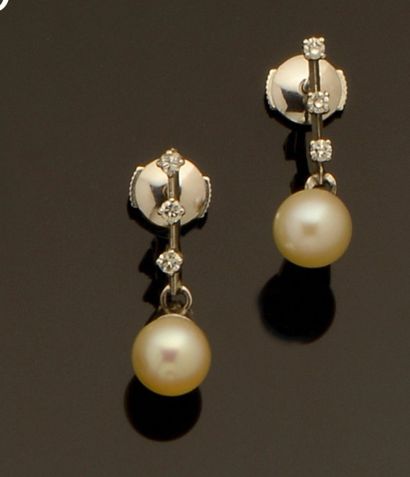 null Paire de pendants d'oreilles en or gris ornés de perles de culture surmontées...