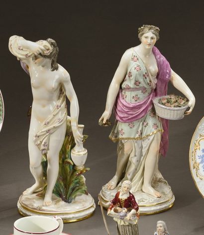 SAMSON, dans le goût de Saxe Paire de figures féminines en porcelaine polychrome...