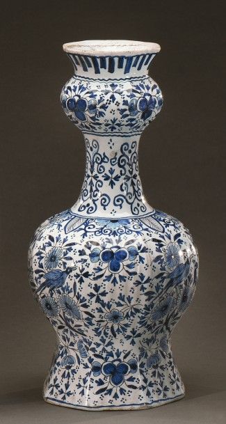 DELFT Vase double bulbe en faïence à décor de fleurs et volatiles
Signé V. DUYN XVIIIe...