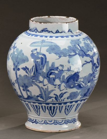 DELFT Vase de forme ovoïde en faïence à décor en camaïeu bleu d'un paysage tournant...
