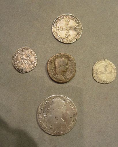 null Lot de cinq pièces de monnaies: trois quart d'écu en argent d'Henri IV, un sesterce...