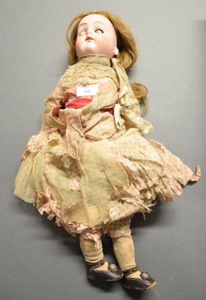 null Une poupée Armand Marseille Duchesse tête biscuit accidentée un manque de biscuit...