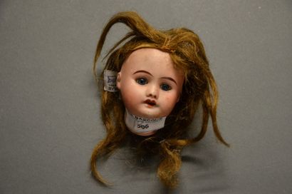 null Une tête de poupée Bleuette SFBJ 60 PARIS 8/0 en biscuit, perruque cheveux chatains...