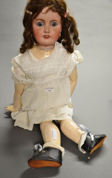 null Une poupée Limoges tête en biscuit collée sur le corps en composition articulé,...