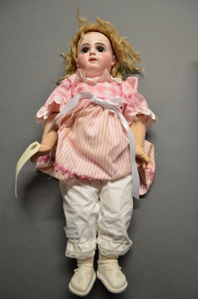 null Une poupée EMILE JUMEAU "E8J", tête biscuit restaurée, cassé recollée, perruque...