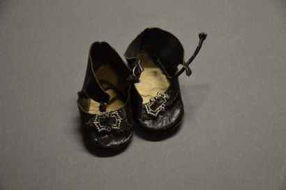 null Une paire de chaussures de poupée en cuire marquée ES.T.9
7.5 cm