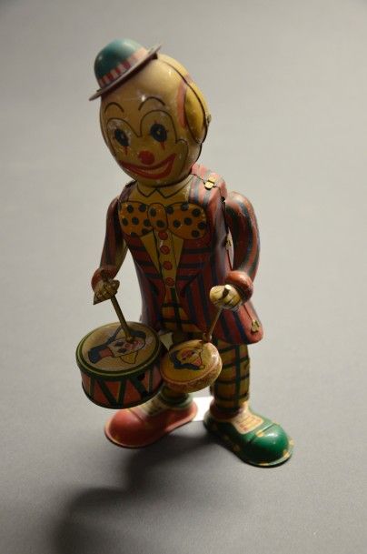 null Clown joueur de tambour
Jouet mécanique en tôle lithographiée
H. 21 cm