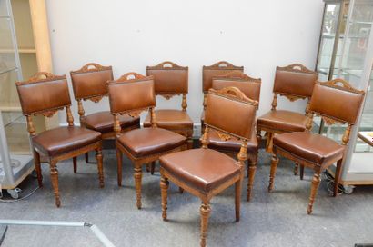 null Suite de douze chaises de style Henri II en bois naturel, pieds fuselés à bagues
XIXe...