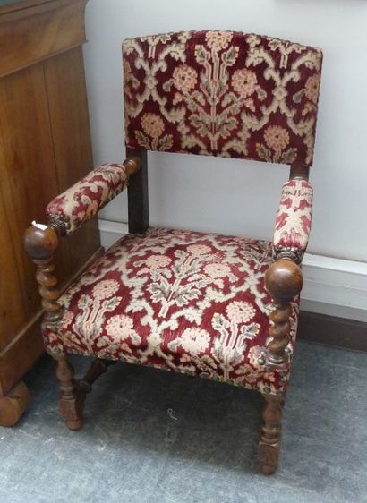 null Un fauteuil à bras et suite de trois chaises en bois naturel tourné
Style Louis...