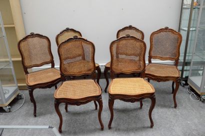 null Suite de six chaises en bois naturel sculpté, les dossiers plats violonnés,...