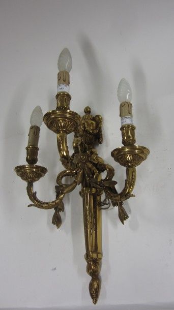 null Applique en bronze doré à trois lumières avec décor d'un vase antique et guirlande...