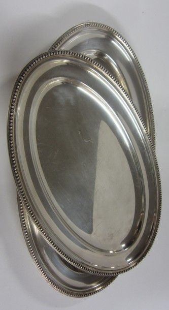 null Deux plats ovales en métal argenté, à moulure de perles.
L. 39,5 cm et 44,5...
