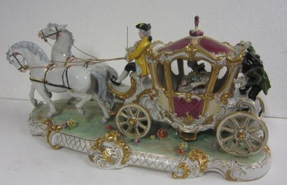 null "Le carrosse"
Groupe en porcelaine 
Allemagne, XXe siècle
H; 23 cm L. 48 cm...