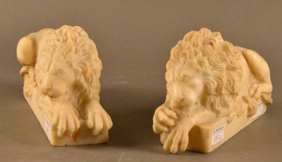 null Paire de lions en albâtre sculpté

XIXe siècle

H. 12,5 cm L. 24 cm P. 6,5 cm

(manque...