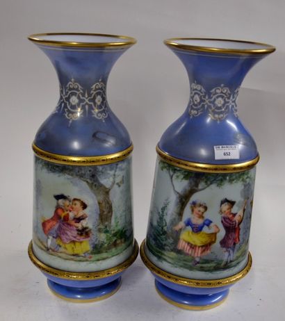 null Paire de grands vases en opaline à décor d'enfants musiciens

Fin XIXe siècle

H....