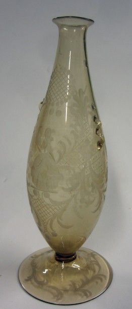 null Vase balustre en verre gravé à décor d'une femme et branchages fleuris

XIXe

H....