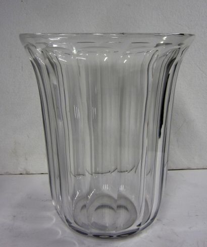 BACCARAT Vase à pans en cristal 

H. 27 cm 

Un éclat 