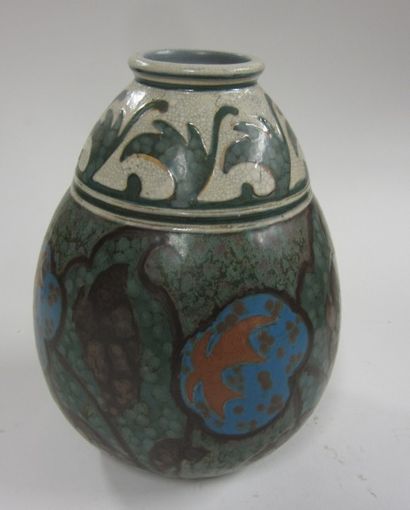 REVERNAY Vase ovoïde en grès à décor végétal stylisé

Signé, N°165-41b

H. 24,5 cm...