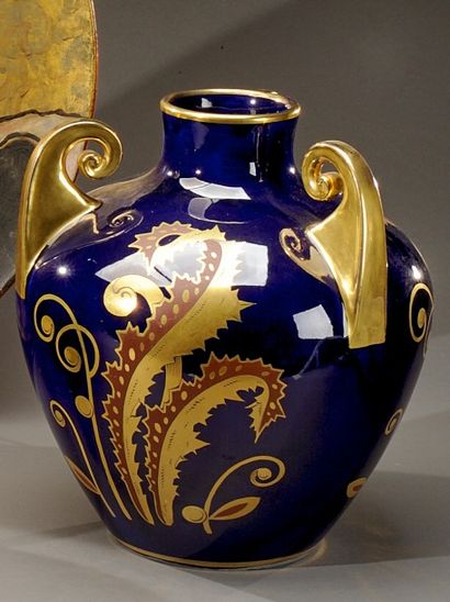JAGET-PINON à Tours Vase balustre à trois anses, en crosse, achevées à l'or au four.

Épreuve...
