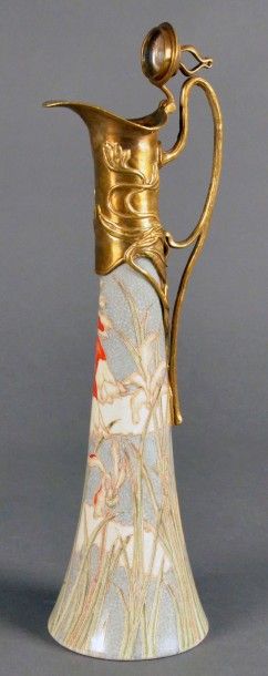 null Aiguière en porcelaine émaillée à décor de fleurs, monture en bronze

Art Nouveau

Marque...