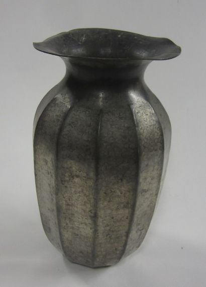 Alice et Eugène CHANAL, début du XXe siècle Vase en étain martelé

H. 20,5 cm

C...