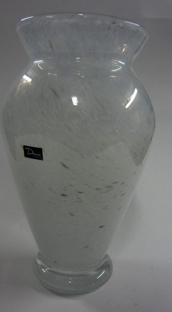 DAUM France Vase en verre marmoréen blanc à paillettes incrustées

Signé sur la base,...