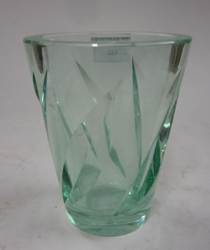 DAUM NANCY FRANCE Vase cornet en verre teinté vert d'eau et au décor taillé.

Signé...