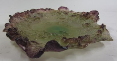 DAUM, France Une petite assiette en verre moulé pressé vert et violet à à décor de...