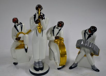 D'après ROBJ Le concert

Suite de quatre figurines en porcelaine représenant des...