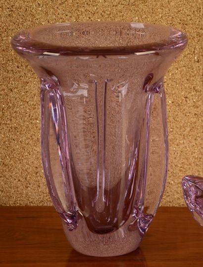 SÈVRES Vase en cristal violet

Signé

H. 24 cm D. 18,5 cm