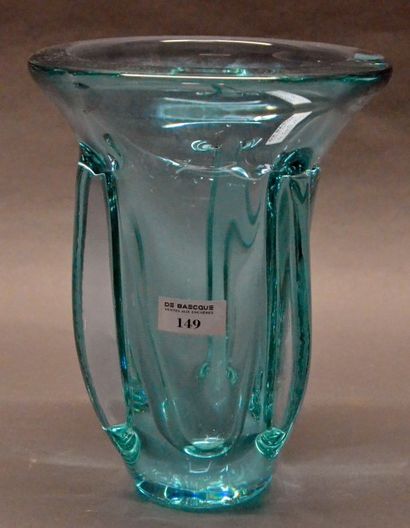 SÈVRES Vase en cristal violet

Signé

H. 24 cm D. 18,5 cm