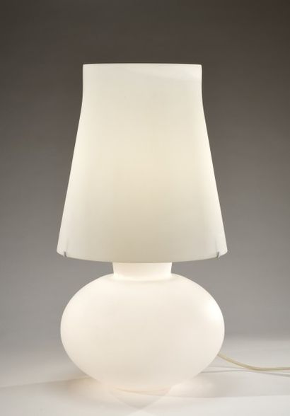 Dans le goût de Max INGRAND (1908-1969) Grande lampe à poser en opaline

H. 69 c...