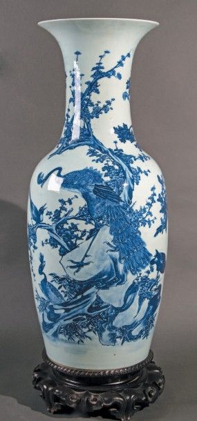 CHINE, XIXe siècle Spectaculaire vase balustre en porcelaine à décor de paon, phoenix,...