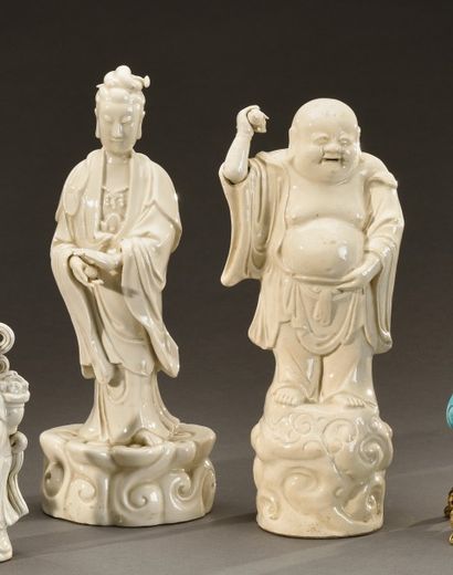 CHINE, début du XXe siècle Deux statuettes en porcelaine émaillée blanc de Chine,...