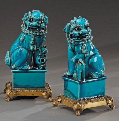 CHINE, XIXe siècle Couple de chimères en porcelaine émaillée bleu turquoise, assise...