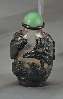 CHINE, XXe siècle Flacon tabatière en verre translucide décoré en overlay noir d'un...