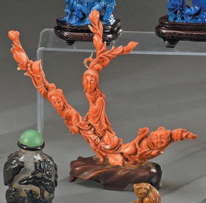 CHINE, début du XXe siècle Groupe en corail rose à trois branches, sculptés de deux...
