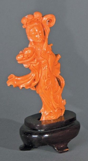 CHINE, début du XXe siècle Groupe en corail rouge sculpté, jeune femme debout tenant...