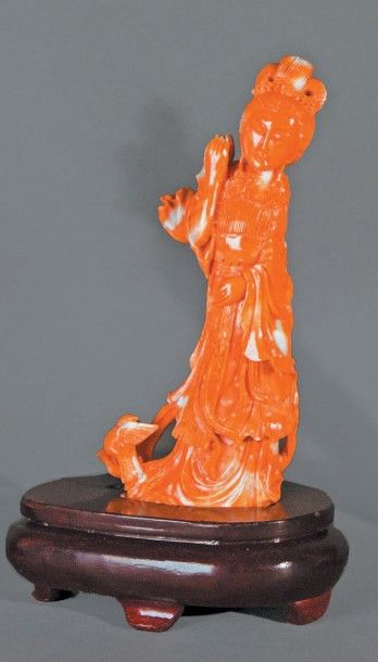 CHINE, début du XXe siècle Statuette de jeune femme debout en corail rose, tenant...