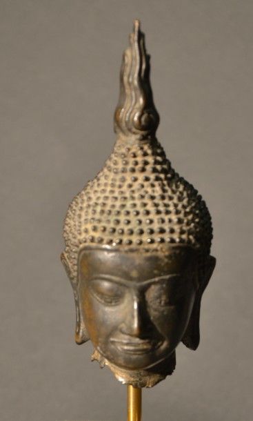 THAILANDE, Lopburi, XVIe siècle Tête de bouddha en bronze à patine brune, les yeux...