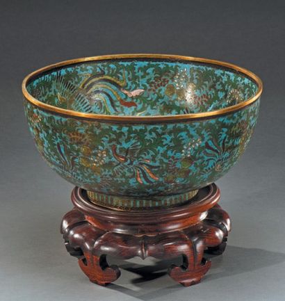 CHINE, XIXe siècle Vasque en bronze et émaux cloisonnés à fond bleu décoré en polychromie...