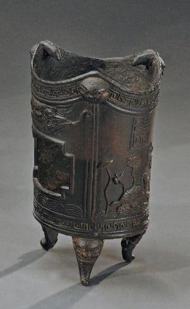 JAPON, XIXe siècle Petit brasero tripode en bronze à patine brune à décor ciselé...