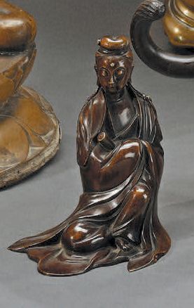CHINE, XIXe siècle Statuette de Guanyin assise en rajalilasana en bronze à patine...